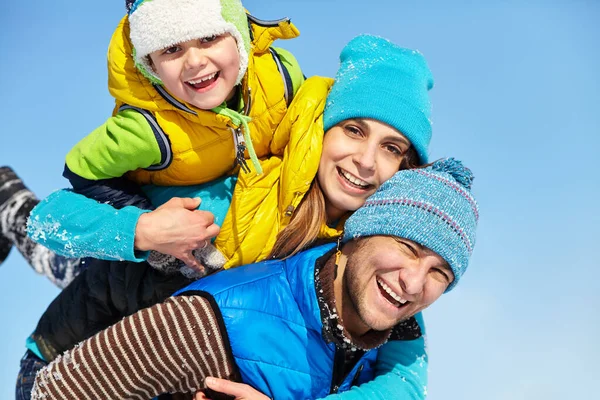 Felice di giocare in famiglia in inverno. persone all'aperto — Foto Stock