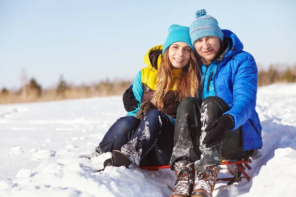 Šťastný pár v lásce v zimě venku — Stock fotografie