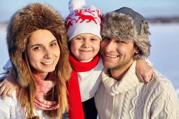 Kışın mutlu bir ailenin portresi. — Stok fotoğraf