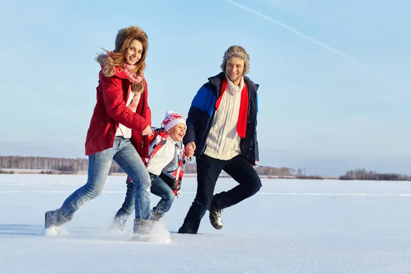 Szczęśliwy bawiąc się w rodzinę w zimie. ludzie na zewnątrz — Zdjęcie stockowe