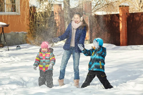 Παιδιά που παίζουν με το χιόνι σε εξωτερικούς χώρους το χειμώνα — Φωτογραφία Αρχείου