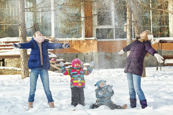 Famille jouant avec la neige en hiver à l'extérieur — Photo