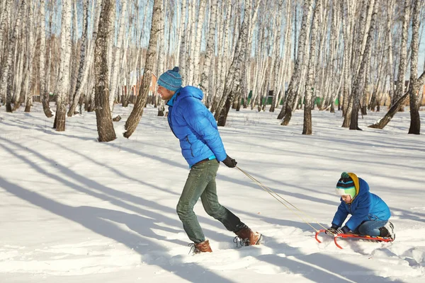 Spelen vader en zoon in de winter buiten — Stockfoto