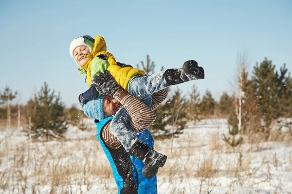 冬の屋外で父と息子を演じる — ストック写真