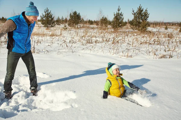Bawiąc się w ojca i syna w zimie na świeżym powietrzu — Zdjęcie stockowe