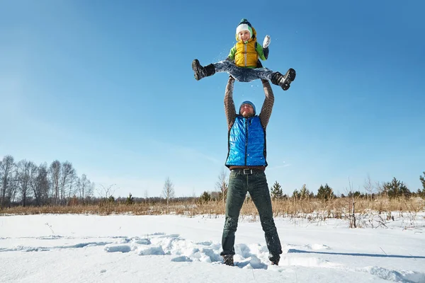 Spelen vader en zoon in de winter buiten — Stockfoto