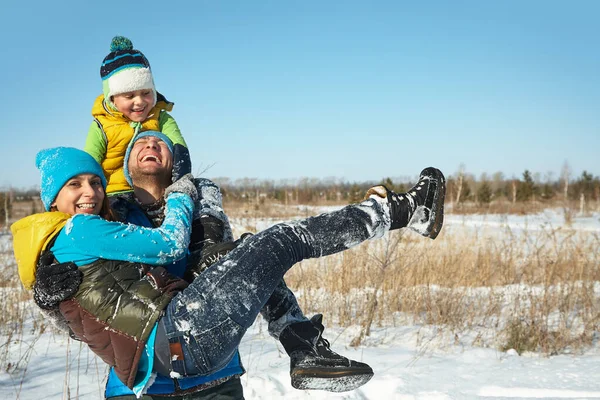 Feliz jugando a la familia en invierno. personas al aire libre — Foto de Stock