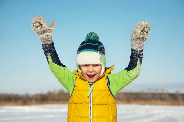 Actieve kleine jongen wandelen in de winter — Stockfoto