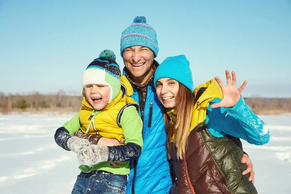 Portrait d'une famille heureuse en hiver — Photo