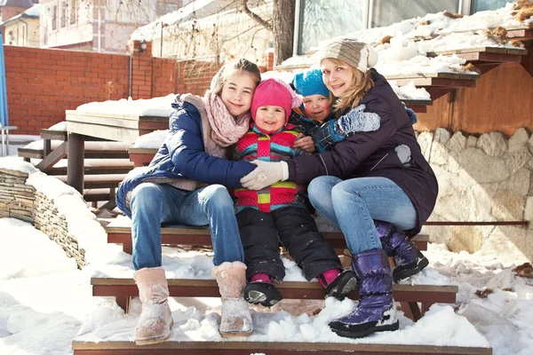 Πορτρέτο μιας οικογένειας κοντά σε ένα σπίτι στο ύπαιθρο το χειμώνα — Φωτογραφία Αρχείου