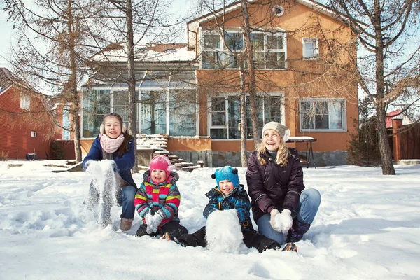 Famille jouant avec la neige en hiver à l'extérieur — Photo