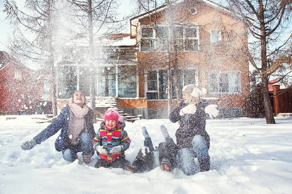 Famille jouant avec la neige en hiver à l'extérieur — Photo