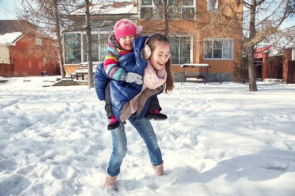 Enfants jouant dans la cour de sa maison en hiver à l'extérieur — Photo