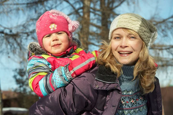 Portrait d'une mère et d'une fille en plein air en hiver — Photo