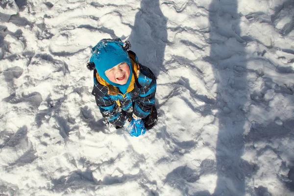 Drôle petit garçon jouer avec la neige en hiver — Photo