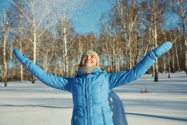 Mujer feliz en un paseo en el invierno. chica al aire libre disfrutando de nieve. — Foto de Stock