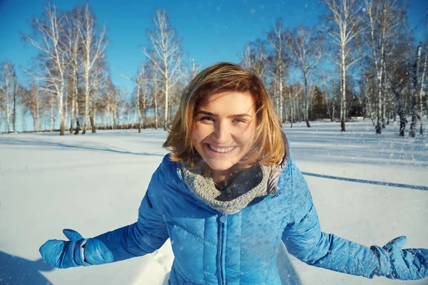 Femme heureuse en promenade en hiver. fille en plein air profiter de la neige. — Photo