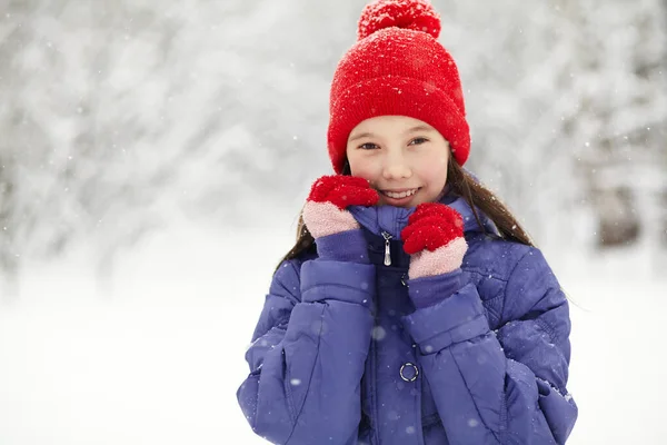 Portrait d'une adolescente pour une promenade en hiver — Photo