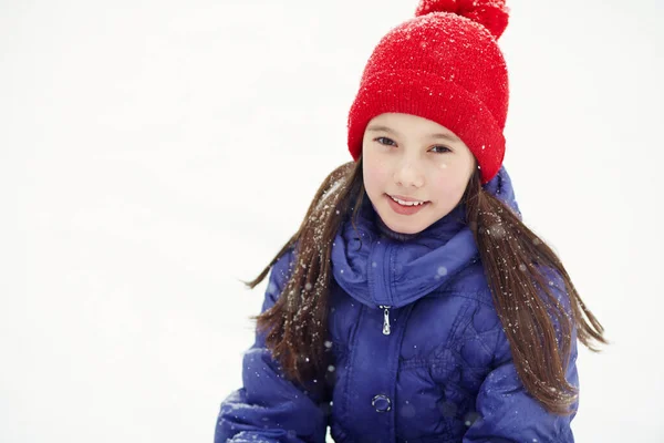 Portrait d'une adolescente pour une promenade en hiver — Photo