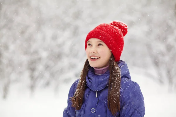 Portrait d'une adolescente pour une promenade en hiver — Photo