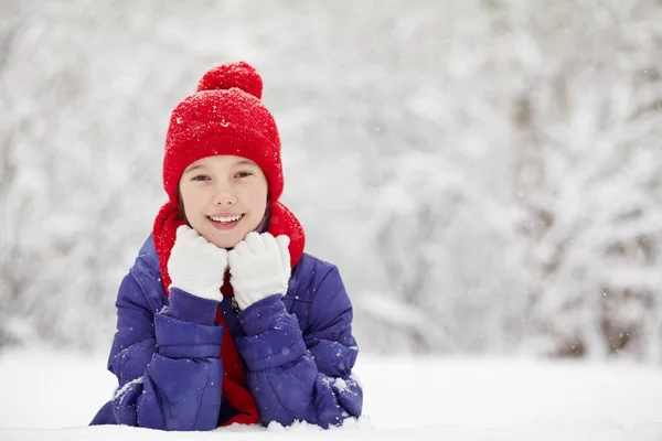 Portrait d'une adolescente pour une promenade en hiver — Photo