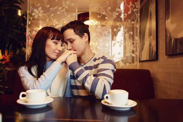 Hombre y mujer sentados en un café en una cita. pareja joven enamorada —  Fotos de Stock