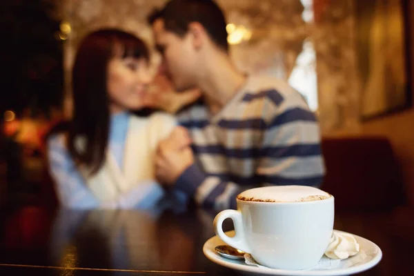 Homme et femme assis dans un café à un rendez-vous. jeune couple amoureux — Photo