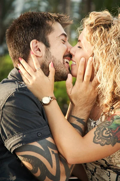 Porträt eines glücklich küssenden verliebten Paares. Liebevolle Umarmung von Mann und Frau — Stockfoto