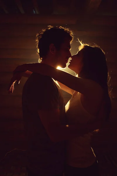 Par förälskade. Kyssas man och kvinna hemma i en intim atmosfär Stockbild