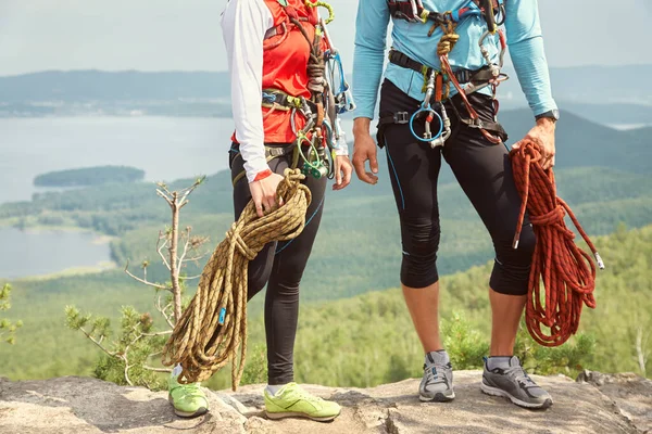 Några klättrare med rep på en klippa. Bergsklättringsutrustning. — Stockfoto