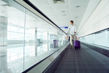 Havaalanında bavullu bir gezgin..