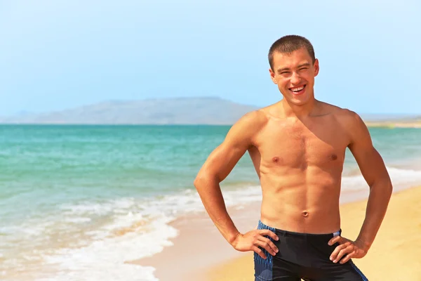 Homem de pé na praia — Fotografia de Stock