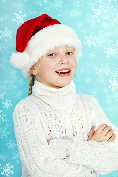 Lächelndes Mädchen mit Weihnachtsmütze — Stockfoto