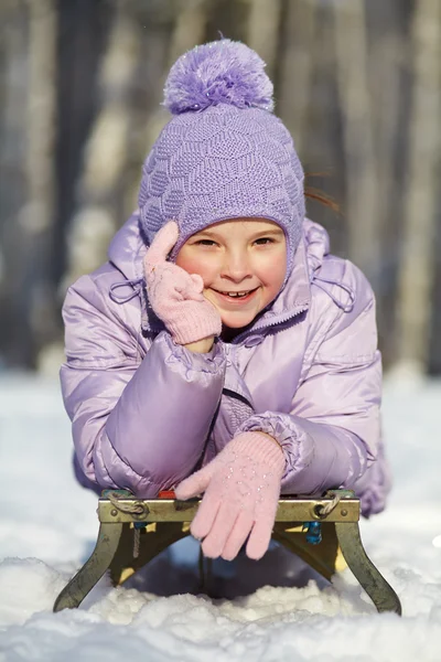 Petite fille en hiver. enfant à l'extérieur — Photo