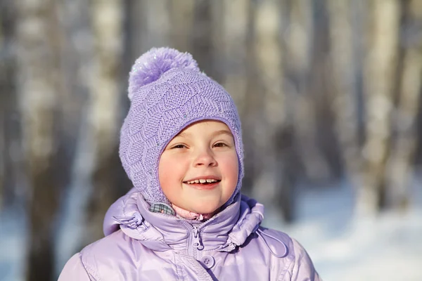 Маленькая девочка зимой. ребенок на открытом воздухе — стоковое фото