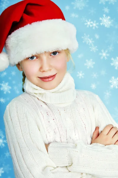 Lächelndes Kind mit Weihnachtsmütze — Stockfoto