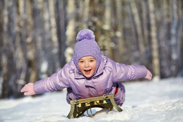 Petite fille en hiver. enfant à l'extérieur — Photo