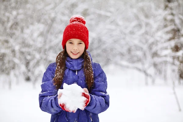 Fille en hiver. adolescent en plein air — Photo