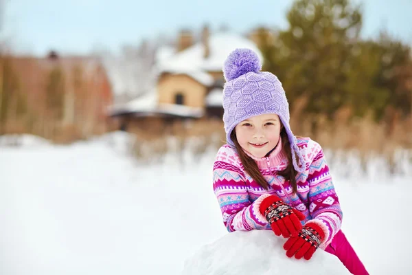 Niño jugando con muñeco de nieve — Foto de Stock