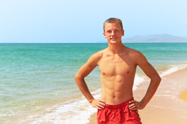 Sahilde dikilen adam