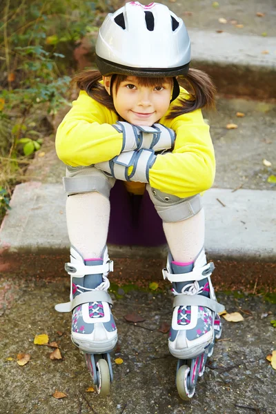 Kleines Mädchen auf Rollschuhen im Park — Stockfoto