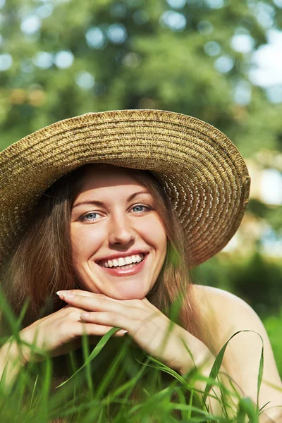 Vacker kvinna med hatt — Stockfoto