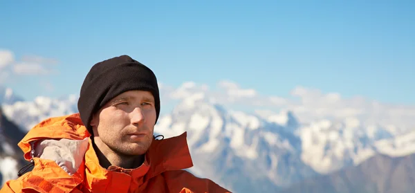 山の中をバックパックハイキングする男 — ストック写真