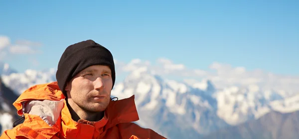 Uomo con zaino escursionismo in montagna — Foto Stock