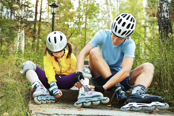 Rollschuhe anziehen — Stockfoto