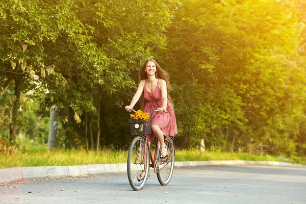 Jovem mulher e bicicleta — Fotografia de Stock