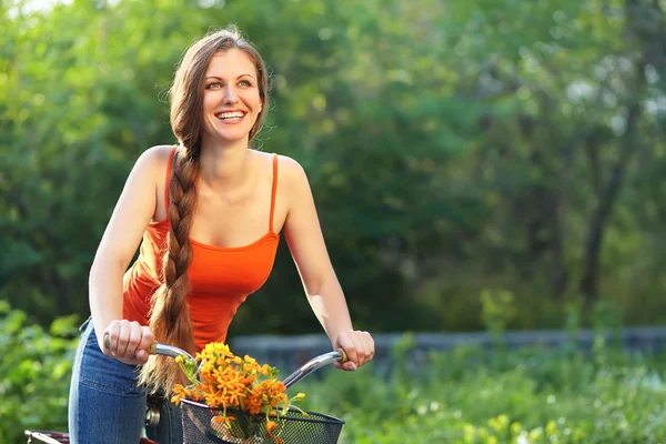 Junge Frau und Fahrrad — Stockfoto