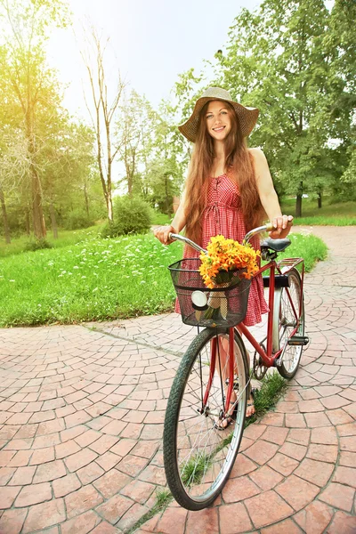 Ung kvinna och cykel — Stockfoto