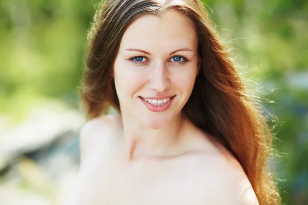 Retrato al aire libre de una mujer hermosa — Foto de Stock