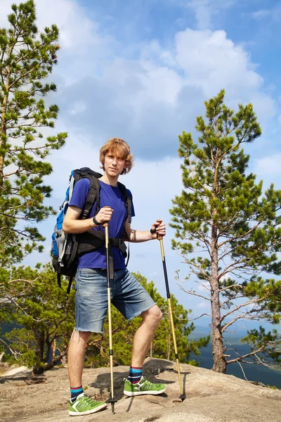 Homme avec sac à dos randonnée dans les montagnes — Photo